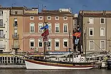 Photographie en couleurs du bateau à Sète.