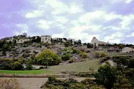 Vue sur le village du Vieux Noyers et Notre-Dame de Bethléem.