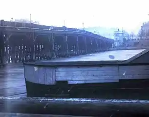 Le pont Morand avant 1886, vue vers l'est depuis la rive droite du Rhône (plaque de verre).