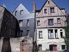 33, 35 rue Colbert, cours intérieures XVe et XVIe s.