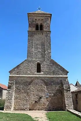 Vieux clocher roman du XIIe siècle de Saint-Martin-Belle-Roche, monument historique depuis 1942.