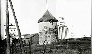 Le moulin, aux abords du fleuve Saint-Laurent, près des élévateurs à grain du port de Trois-Rivières vers 1936.