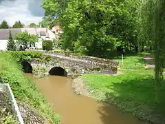 Les vestiges du vieux pont de la route de La Châtre en 2013.