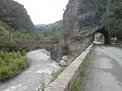 Vieux pont sur le Bès et tunnel à Barles.