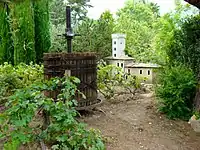 Vieux pressoir au Parc Phœnix de Nice