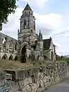 Mur de Bourg-le-Roi longeant l’église Saint-Étienne-le-Vieux.