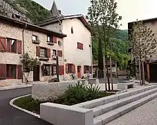 Le Vieux village groupé autour de l'église du XIIe siècle.