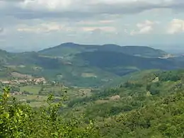 Vue au col de Buisson (920 m) sur le village de Pailharès