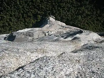 Vue du sol depuis le bivouac camp IV (environ 600 mètres de haut) de la voie The Nose (2009). Ce point de bivouac se situe sous Great Roof, au début du dernier tiers de l'itinéraire.
