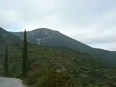 Vue sur les éoliennes du mont Tauch depuis le croisement entre la route montant à la tour des Géographes et le chemin allant à la chapelle de Notre-Dame du Faste.