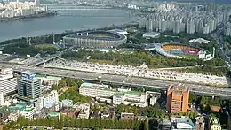 L'ensemble Olympique de Séoul, depuis la tour COEX, en 2008.Kim Swoo-geun architecte : le grand stade, 1977-1984