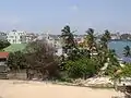 Vue vers la vieille ville depuis le cavalier qui surplombe l'esplanade fortifiée.