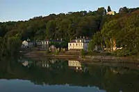 Le pavillon de musique de madame du Barry en haut de la colline.