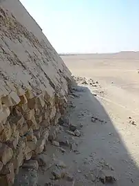 Autre vue du parement de la pyramide.