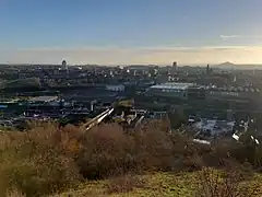 Vue de Charleroi au matin, vue panoramique du terril des Piges.