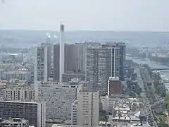 Vue de la cheminée dépassant les immeubles du Front de Seine, depuis la tour Eiffel.