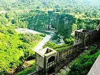 Vue depuis le sommet du Fort de Kangra surplombant la rivière Beas