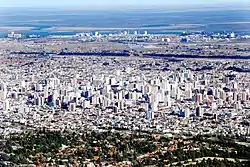 Vue aérienne de Bahía Blanca. Au fond, le port d'Ingeniero White