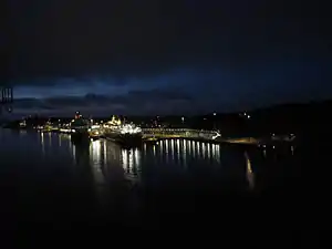 Vue nocturne du port.