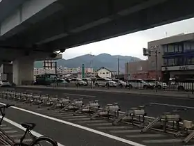 Vue du mont Abura depuis les abords de la gare de Noke.