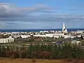 Vue depuis le sommet du Perlan au sud de la Hallgrímskirkja dominant le centre-ville de Reykjavik.