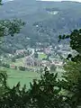 Vue plongeante sur la vallée avec en bas l'abbaye de Tintern.