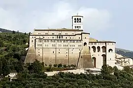 Façade ouest avec le dit « Palazzo Albornoz » au premier plan.