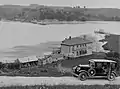 Vue de l’Hôtel de Pahi et de la ligne de côte du mouillage de Kaipara Harbour  vers 1940.