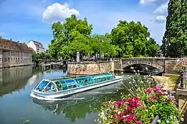 Bateau-mouche sur l'Ill à Strasbourg.