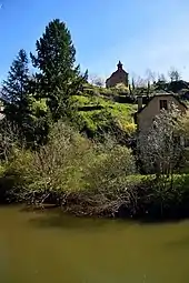 Chapelle depuis le Dourdou (le pontest à quelques mètres à gauche)