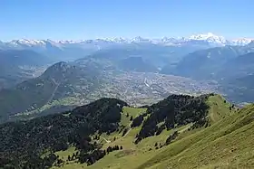 Vue de Cluses dans la vallée de l'Arve depuis le Môle au nord-ouest avec l'extrémité aval de la cluse de l'Arve derrière la ville ; en arrière-plan sur la droite, le massif du Mont-Blanc.