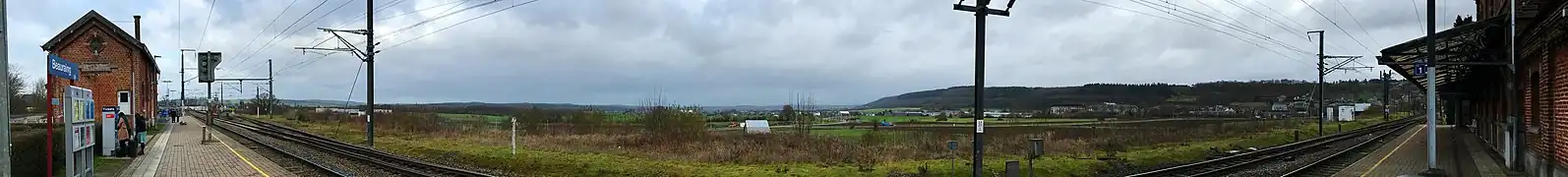 Vue de la gare sur la Famenne.