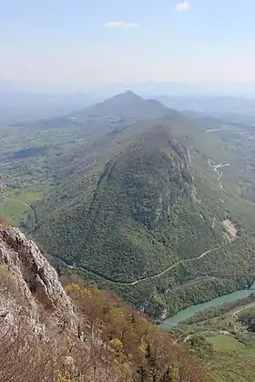 Vue du Vuache depuis le Grand Crêt d'Eau au nord-ouest, montrant les effets de la faille du Vuache dans la forme allongée de la montagne et la présence de falaises dans son versant méridional. La Mandallaz est visible dans le lointain, sur la gauche.