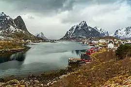 Le Reinefjorden (no) vers le nord à Moskenes. Avril 2017.