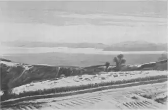 Paysage de plaine vu d'une hauteur. Des montagnes à l'horizon