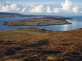 Vue de l'île d'Ewe baignée par le loch Ewe depuis la Grande-Bretagne.
