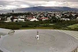 La table d'orientation de la terrasse du Perlan se présente sous la forme d'un compas, Reykjavik, Islande.