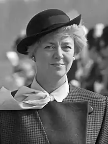 Vigdís Finnbogadóttir, première femme élue présidente au suffrage universel( Islande, 1980).