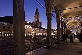 Vue sur les portiques et la tour Bramante de la place ducale de Vigevano