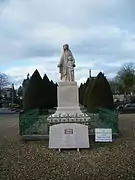 Monument dans le cimetière.