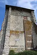 Le donjon carré en pierre calcaire au sommet duquel on accède à la salle de refuge par un passage situé au-dessus de la nef.