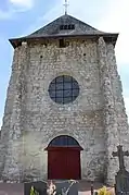 Le donjon carré soutenu par huit contreforts en pierre. Au sommet se trouve la salle de refuge avec deux meurtrières.