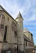 Une tour extérieure en pierre percée de meurtrières permet d'accéder à la salle de refuge qui se trouve au-dessus de la nef.