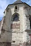 Le chevet fortifié de l'église avec une meurtrière à hauteur d'homme et au sommet, une bretèche qui permettait de jeter des pierres sur les assaillants éventuels et qui servait également de latrines.