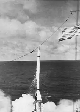 Lancement d'une fusée-sonde Viking depuis le pont du navire