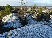 Vikingaberget (la colline aux vikings), qui culmine à 77,24 mètres d'altitude, est le point le plus haut de la commune de Stockholm.