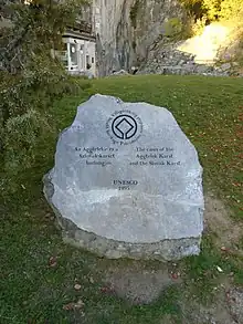 Pierre portant le logo du patrimoine mondial de l'UNESCO