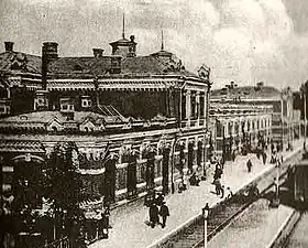 La gare, alors nommée gare de Vilnius siège de la Ligne de chemin de fer Libau-Romny