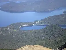 Vue du lac Correntoso (à l'avant) et du lac Nahuel Huapi (à l'arrière) depuis le Cerro Bayo.