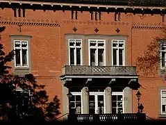 Cette villa à Feldkirch (Vorarlberg), en Autriche, a des lambrequins aussi bien au toit qu'aux fenêtres (derrière les survitrages rajoutés).